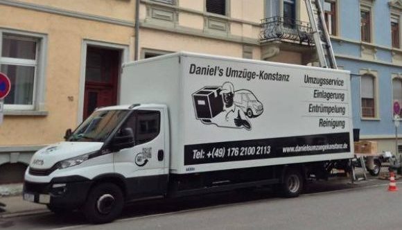 Umzugswagen von Daniel's Umzugsservice Konstanz auf der Straße.